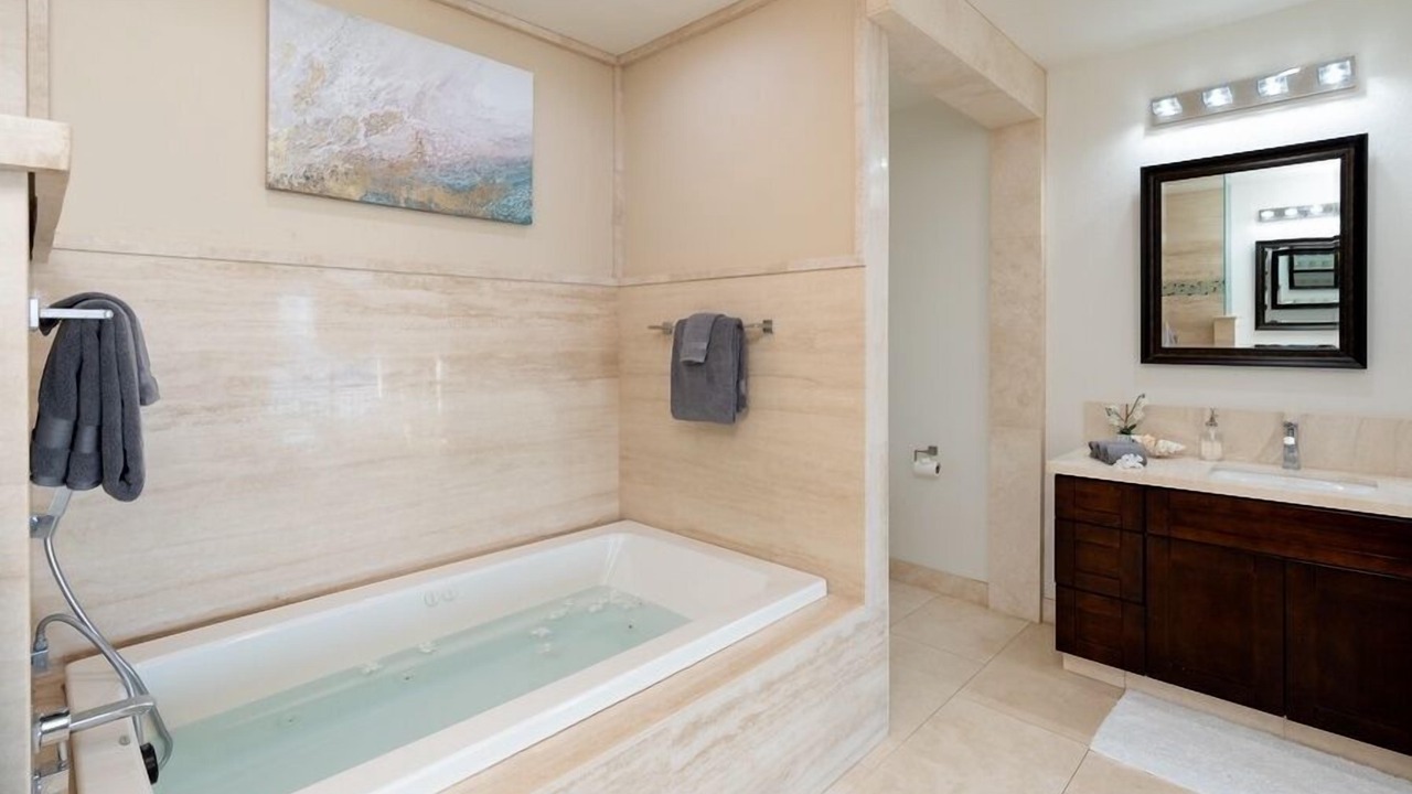 Photo of Bathroom in Kuliouou - Kalani Iki
