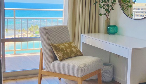 Beachfront Studio Suite, 1 King Bed and 1 Sofa bed, Full Kitchen, 5-Minute Walk to Beach