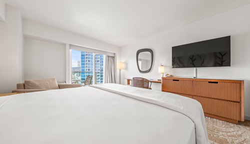 Newly Renovated Ocean with Queen Bed 1311