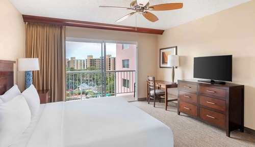 1 Bedroom Pool View King Suite Roll in Shwr