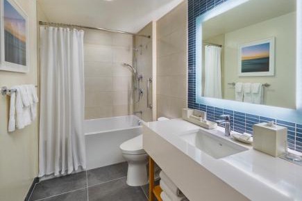 Premier King Room with Ocean View - Mobility Accessible with Tub