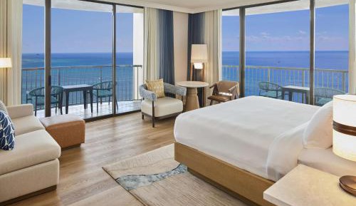 King Corner Room with Ocean Front View and Diamond Head View