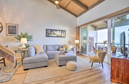 Kahaluu Bay Apartment | Airy Oceanfront Kailua-kona Gem w/Community Pool