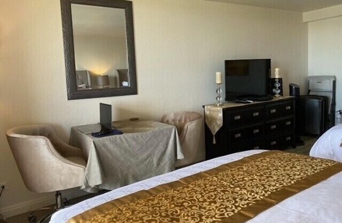 Diamond Head - Kapahulu - St. Louis Condo | Lovely Studio with Million Dollar View of Waikiki and close to everything!