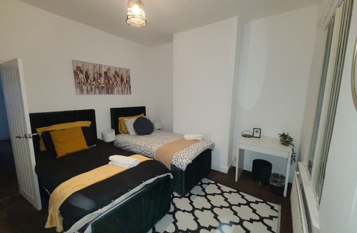 Manchester House | 2 Bed House - Sleeps 5 - Pets - Parking - Wifi