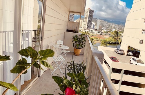 Waikiki Hotel | Waikiki Living, 4 blocks from surf, mountain views, king size bed and office!