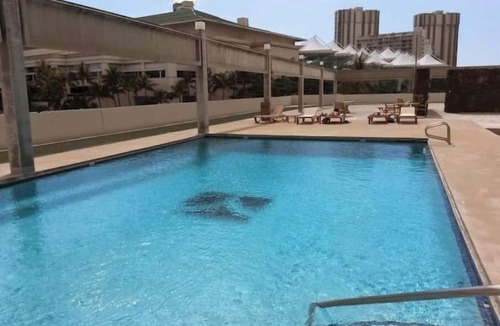 McCully - Moiliili Condo | Your own Treasure close to the Beach, shopping and centrally located.