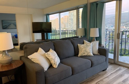 McCully - Moiliili Apartment | Breezy Waikiki Apartment sleeps 6 with Free Parking