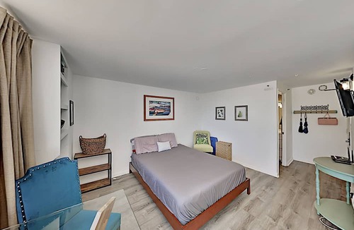 McCully - Moiliili Condo | Upbeat Hawaiian Monarch Studio | Pool + Gym