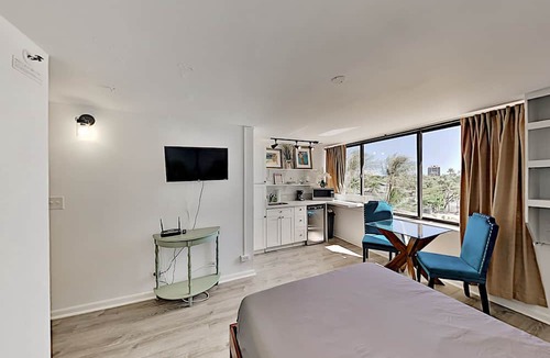 McCully - Moiliili Condo | Upbeat Hawaiian Monarch Studio | Pool + Gym
