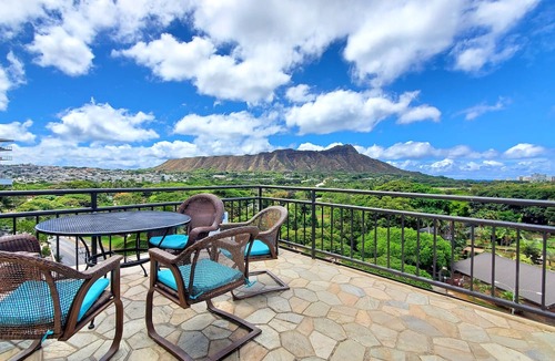 Waikiki Apartment | ωαιкιкι 6ᵗʰ Floor Studio w/Balcony — WAIKIKI GRAND HOTEL® 615