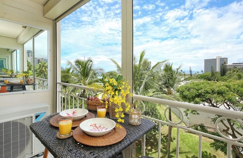 Waikiki Condo | Steps to beach! Gorgeous renovated partial ocean view condo at Waikiki Shore!