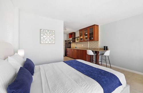 Waikiki Apartment | Prime Waikiki Stay – Steps to the Beach & Dining!