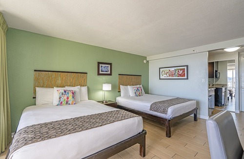 McCully - Moiliili Condo | Ocean-Diamond Head Waikiki Condo at Island Colony Short Walk to the Beach