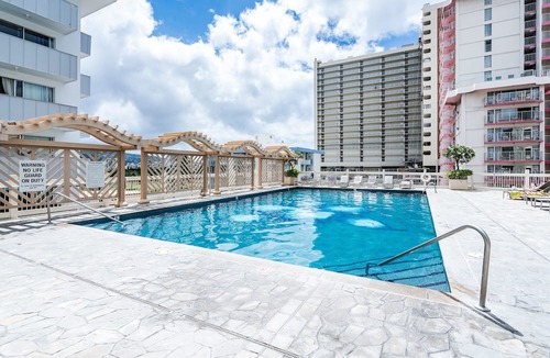 McCully - Moiliili Condo | Ocean-Diamond Head Waikiki Condo at Island Colony Short Walk to the Beach