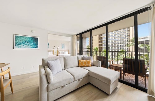Waikiki Condo | Waikiki Banyan: 1 BD, Parking, AC, Unit Wash/Dryer
