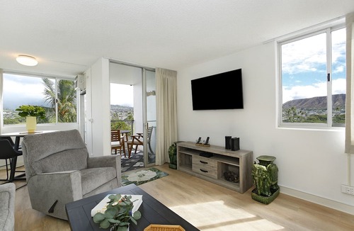 Waikiki Condo | Diamond Head View Renovated Corner Unit, AC, W/D, FREE Wi-Fi & Parking!