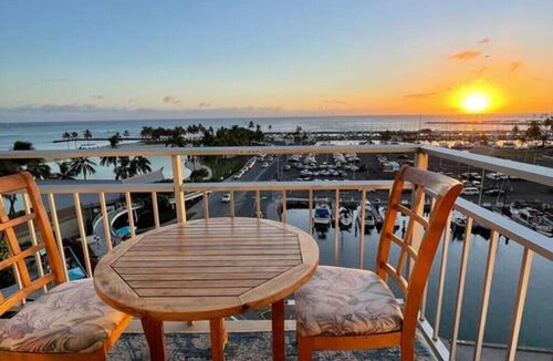 Waikiki Apartment | 643 · Beachfront Condo Ilikai Collection # 11. Sleeps 6.