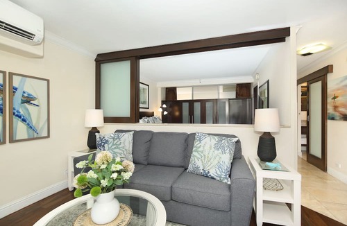 Waikiki Condo | Heart of Waikiki! Lower Floor! Close to Beach! FREE Parking & Wi-Fi, Kitchen!