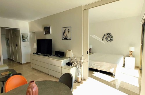Villeneuve Loubet Beach Apartment | Modern Apartment for 4 with AC and Parking, Villeneuve-Loubet Beach