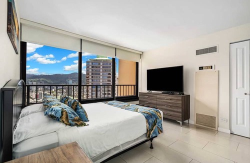 Waikiki Condo | Monthly Discovery Bay 3717 Mountain/City Views 2 Bd 1Ba 2 Queen Beds