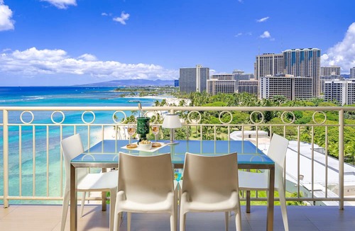 Waikiki Condo | Luxurious Beachfront Condo with Spectacular Ocean Views! FREE Parking!