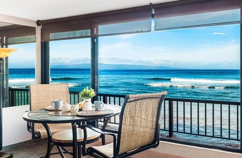 Honokowai Condo | Oceanfront Paradise: Sunsets, whales, and breezes