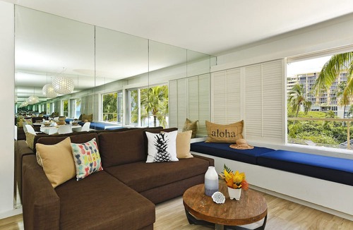 Diamond Head - Kapahulu - St. Louis Condo | Upgraded Beachfront Studio on Quiet Waikiki beach with Swimming/Surfing!
