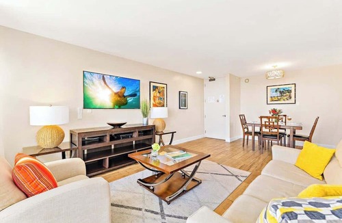 Waikiki Condo | Waikiki escape w/ocean views & beach gear