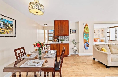 Waikiki Condo | Waikiki escape w/ocean views & beach gear