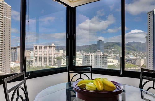 Waikiki Condo | Breathtaking Views! AC, Full Kitchen, Washer/Dryer, FREE Wi-Fi & Parking!