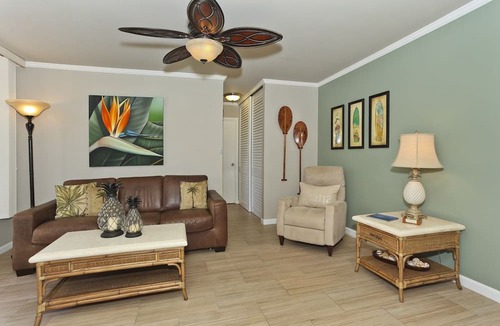 Waikiki Condo | Fresh Contemporary/Hawaiian Decor w/AC, Washer/Dryer, Wi-Fi, Pool, Parking!