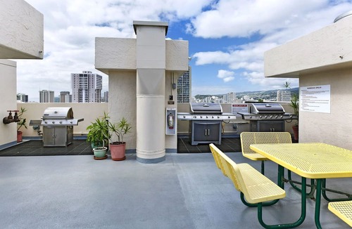 Waikiki Condo | High Floor with Ocean View! Bedroom A/C, W/D, Wi-Fi, Pool, FREE Parking!