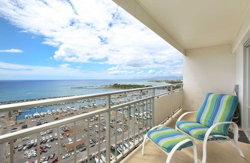 Waikiki Condo | Panoramic Ocean Views Remodel - FREE Parking/Wi-Fi, AC, Washlet, Sleeps 6