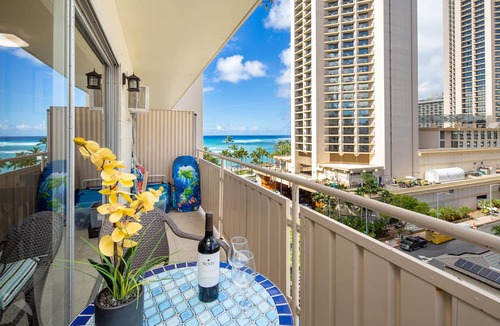 Waikiki Condo | Waikiki Beach center! Oceanview, Lanai, Free WIFI and Phone. Full Kitchen.