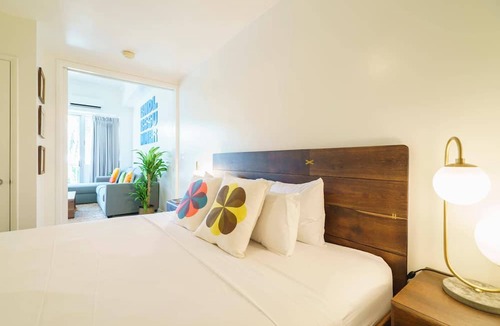 Waikiki Condo | 30 seconds to The Ocean! Waikiki Shore, 1 Bedroom with 1 Parking (WS08)
