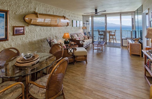 Maalaea Condo | OCEANFRONT - TWO OCEANVIEW bedrooms - 20 feet from water - Kanai a Nalu 401