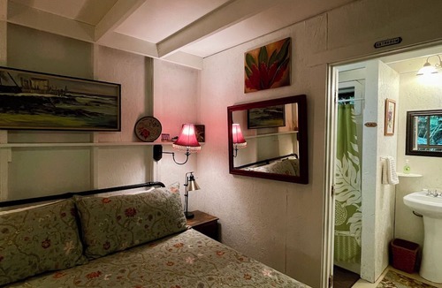 Kailua-Kona Cabin | Kaloko mountain cabin above Kona with hot tub and fireplace - rustic adventure!