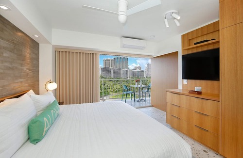 Waikiki Condo | Fully Remodeled! Amazing OCEAN, Mountain, City Views! 2-Bed/2-Bath Sleeps 6!