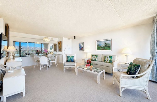 Waikiki Condo | Ocean-view retreat w/lanai & free parking