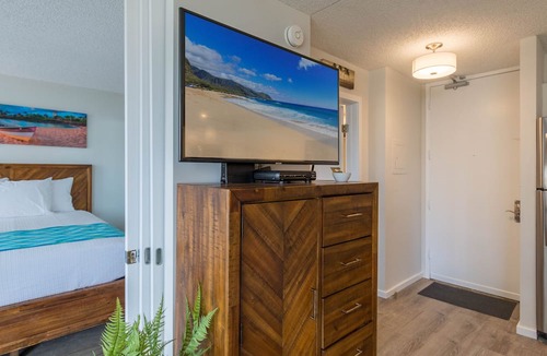 Waikiki Condo | Waikiki Banyan OCEAN VIEW REMODELED - "Ohana Suite" , free parking, lots of amenities!