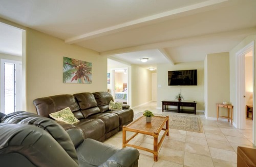 Kalihi Valley Condo | 7 Mi to Waikiki: Airy Retreat Near Shops & Eats!