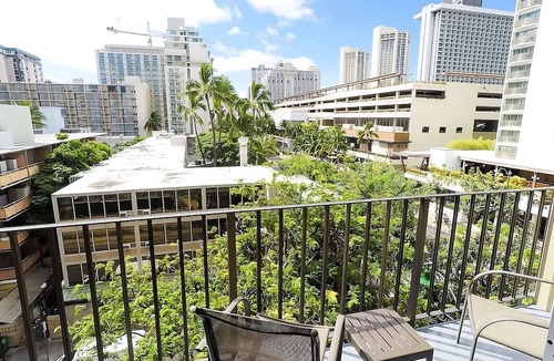 Waikiki Hotel | Budget Friendly, Spacious Suite, Full Kitchenette & Lanai - Near Waikiki Beach!
