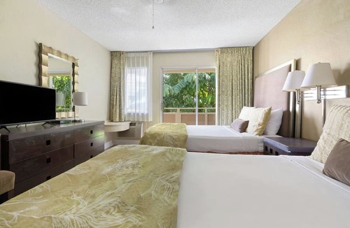 Wailua Hotel | Best Choice! Unit with Kitchen, Outdoor Pool, Free Parking Onsite!
