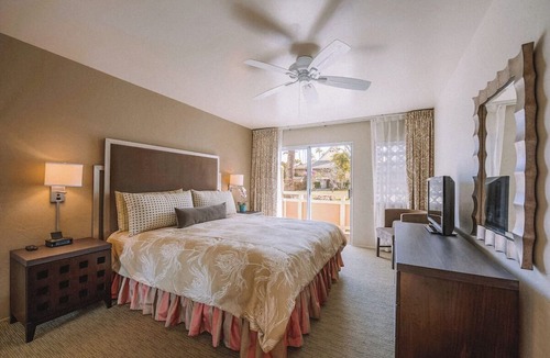 Wailua Hotel | Walking Distance from Papaloa Beach, Outdoor Pool, Free Parking, Full Kitchen!
