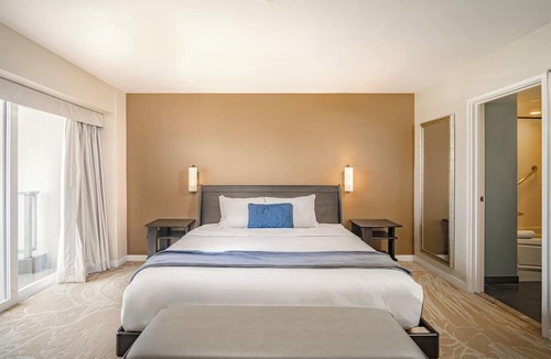 Ala Moana Condo | Junior Suite 1 Bedroom Ala Moana Condominium, City/Partial Ocean from Lanai