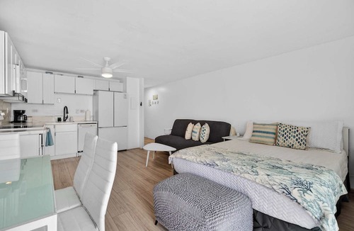 Punaluu Condo | Beachfront Condo with Lanai and View