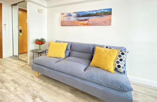 Waikiki Hotel | Studio in the HEART of Waikiki! Steps to the BEACH with Full Kitchenette