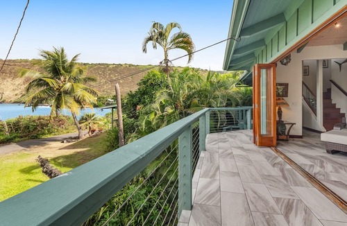 Honaunau-Napoopoo House | Oceanfront sanctuary with light-filled interior, lanai, W/D, & full kitchen