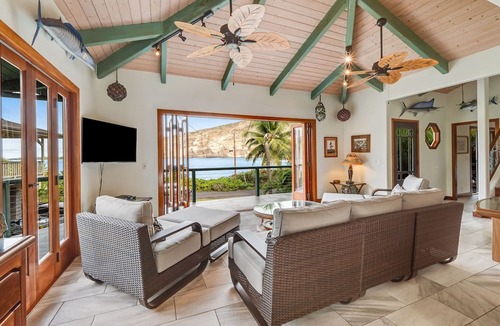 Honaunau-Napoopoo House | Oceanfront sanctuary with light-filled interior, lanai, W/D, & full kitchen